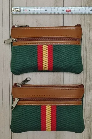 OFERTA. MONEDERO VERDE LONA / POLIPIEL CON BANDERA