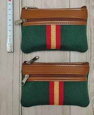 OFERTA. MONEDERO VERDE LONA / POLIPIEL CON BANDERA