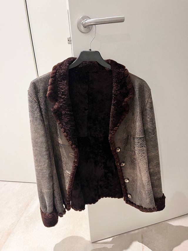 Chaqueta de pelo marrón y gris