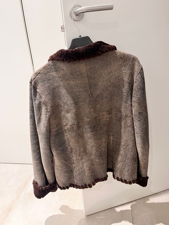 Chaqueta de pelo marrón y gris