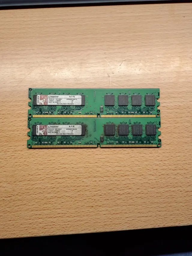 2x Kingston KVR 800D2N5/1G RAM Moduli