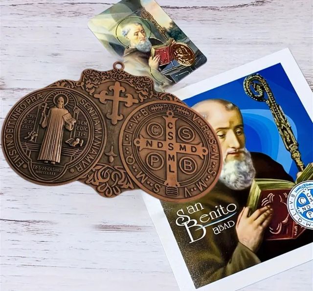 Medalla San Benito Doble Metal 14,6cm.