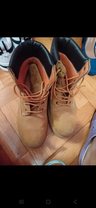 Botas marrones y naranjas.