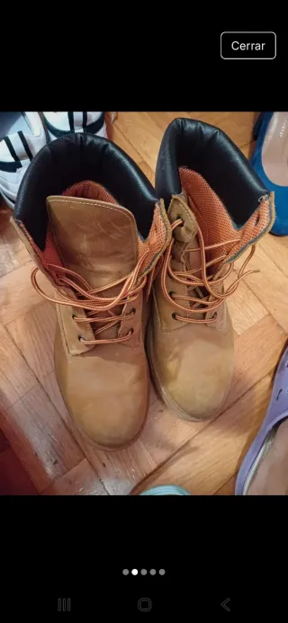 Botas marrones y naranjas.