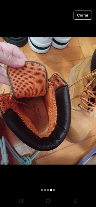 Botas marrones y naranjas.