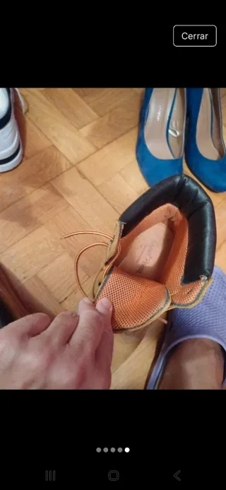 Botas marrones y naranjas.