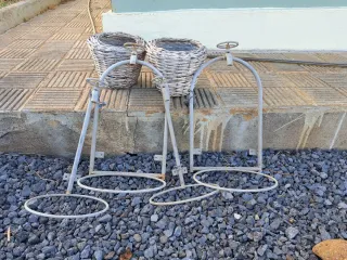 4 Maceteros de hierro y 2 macetas de mimbre