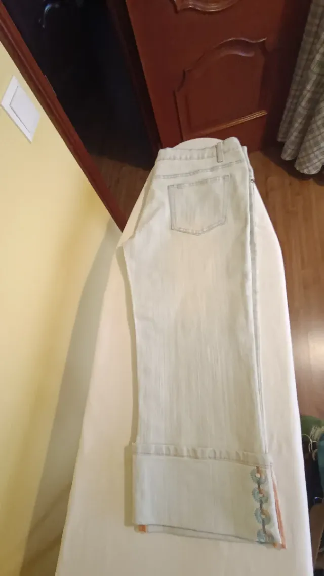 Vaqueros capri mujer, bordados