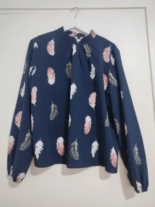 Blusa azul con estampado de plumas