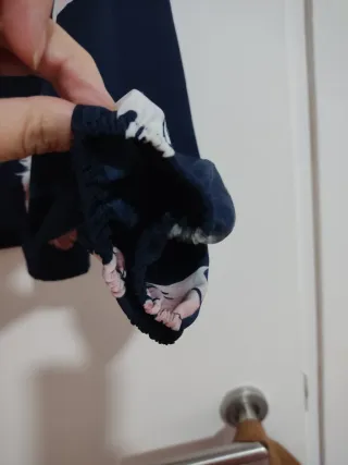 Blusa azul con estampado de plumas