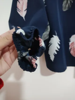 Blusa azul con estampado de plumas