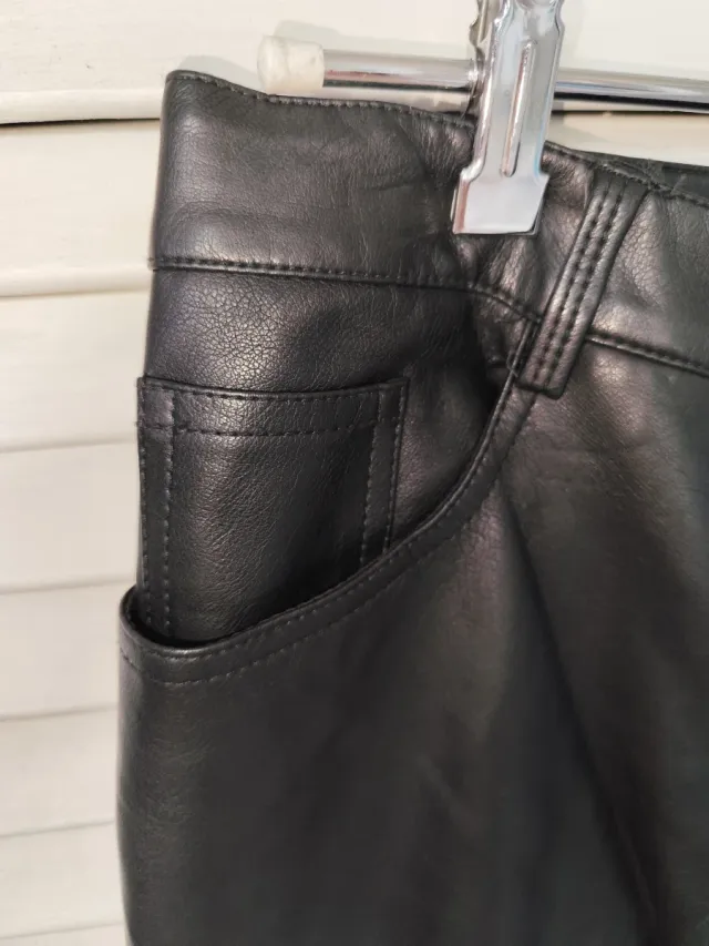 Pantalón polipiel negro