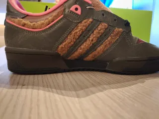 NUEVAS SIN USAR Zapatillas Adidas Simpson.