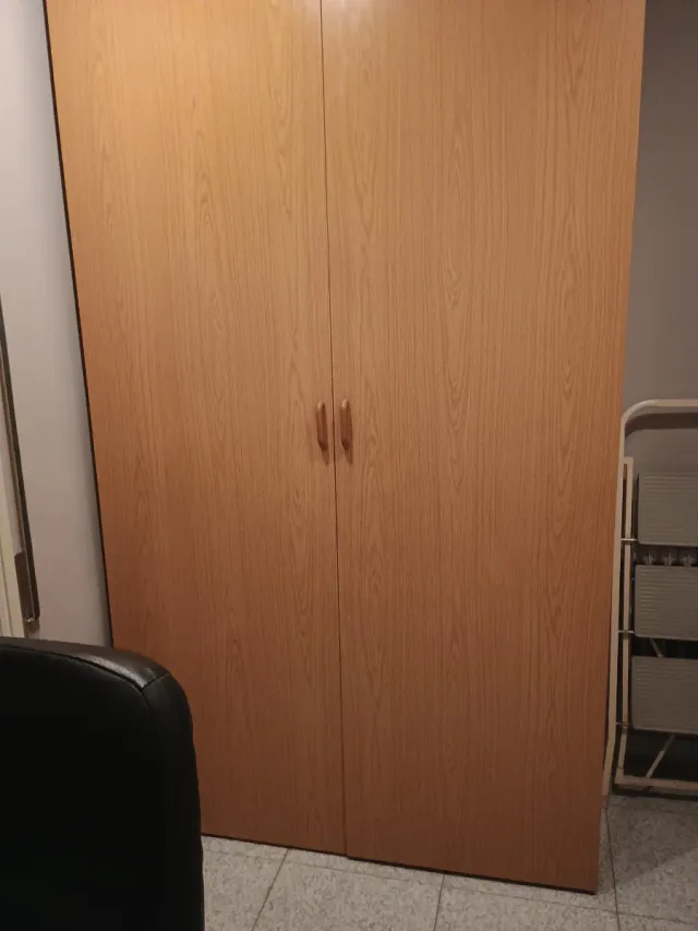 Escritorio amplio para dos personas,con armario.