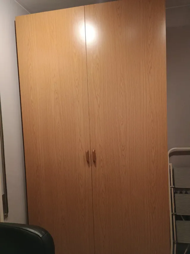 Escritorio amplio para dos personas,con armario.