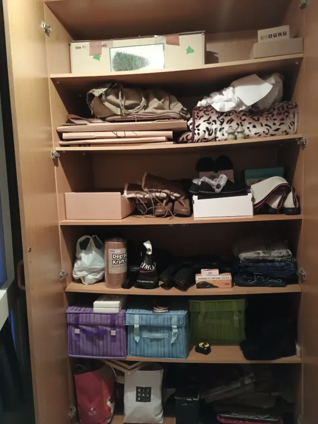 Escritorio amplio para dos personas,con armario.