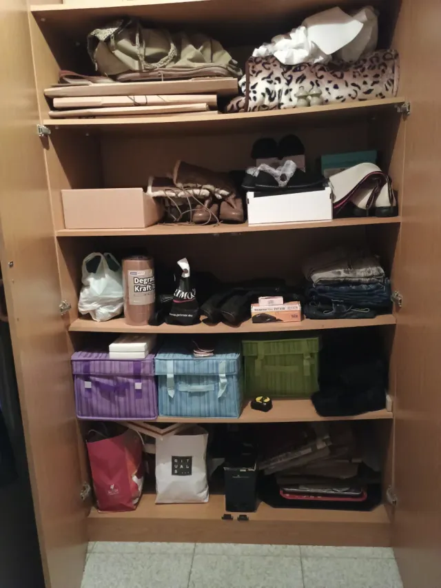 Escritorio amplio para dos personas,con armario.