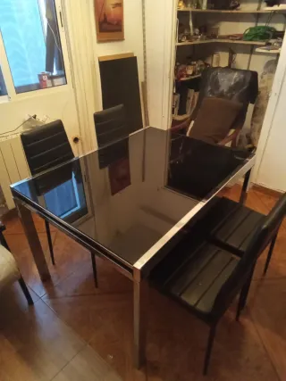 Mesa extensible acero y cristal negro.