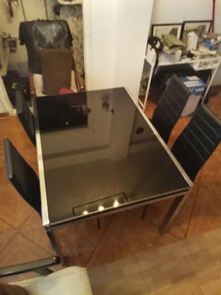 Mesa extensible acero y cristal negro.