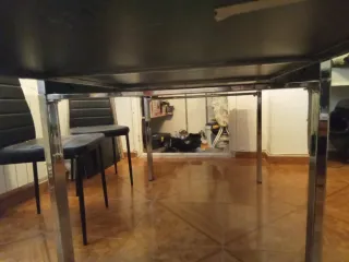 Mesa extensible acero y cristal negro.