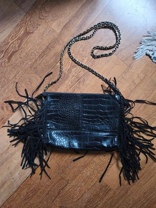 Bolso negro con flecos y cadena