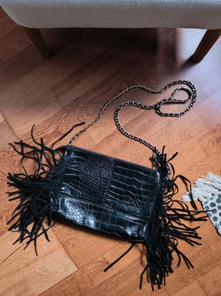 Bolso negro con flecos y cadena