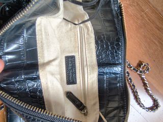 Bolso negro con flecos y cadena