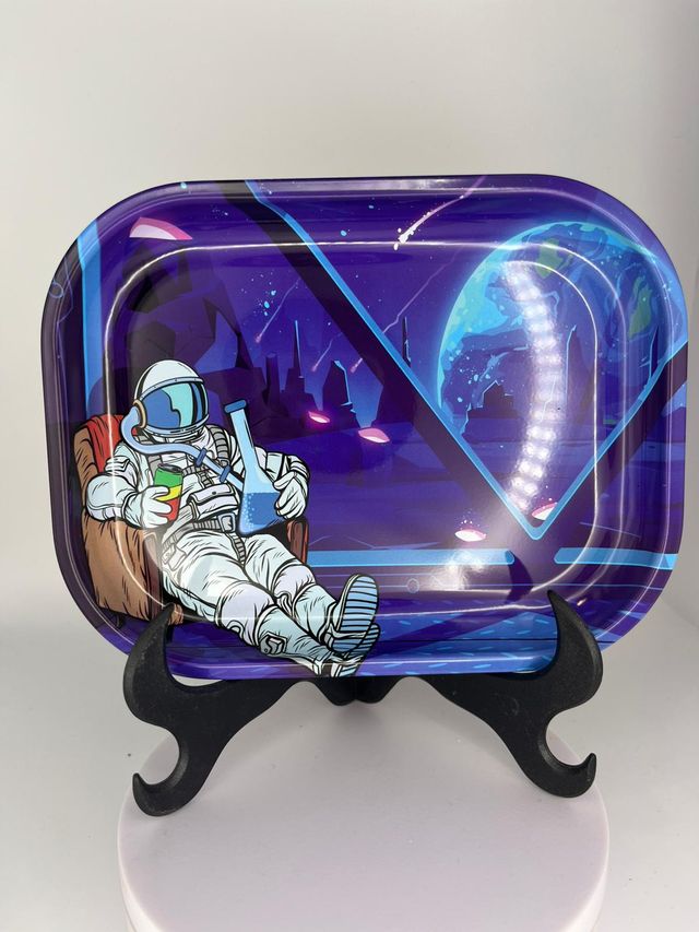 Bandeja metálica astronauta relax espacio