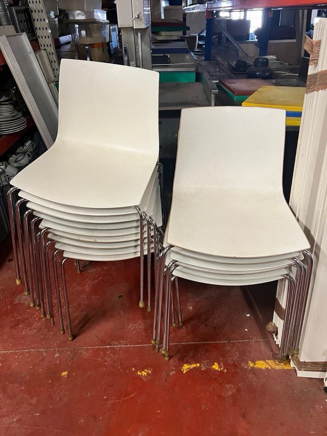Lote de 36 sillas blancas apilables