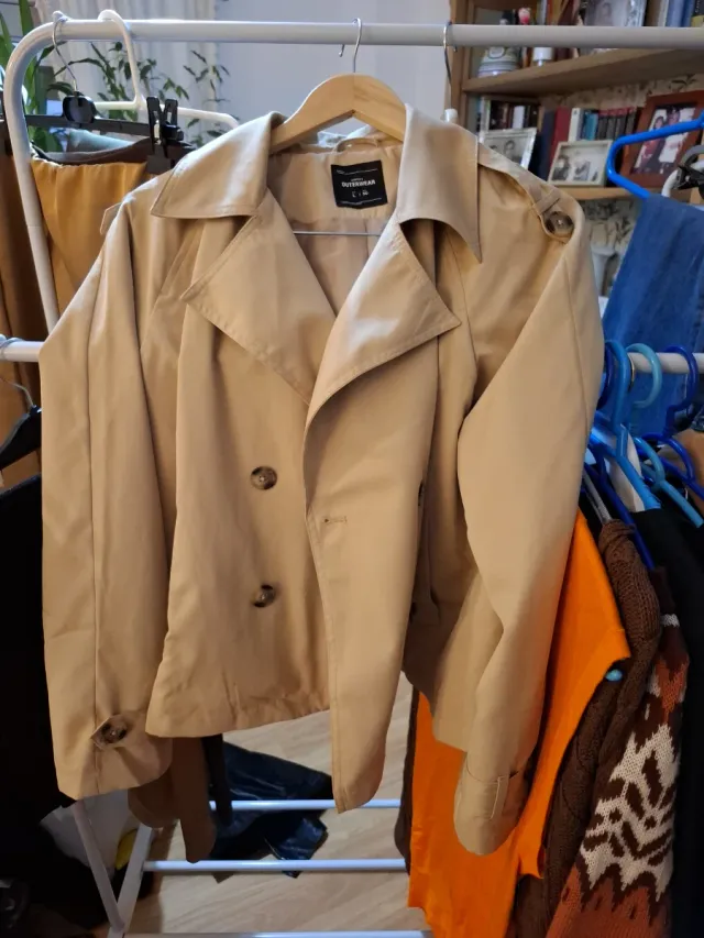 Gabardina corta beige Talla L