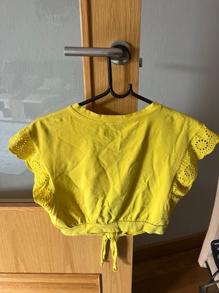 Camiseta amarilla manga corta anudada