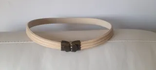 Cinturón de caucho beige con detalle lazo