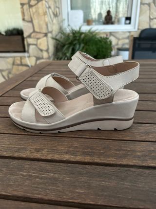 Sandalias Beige y Blancas