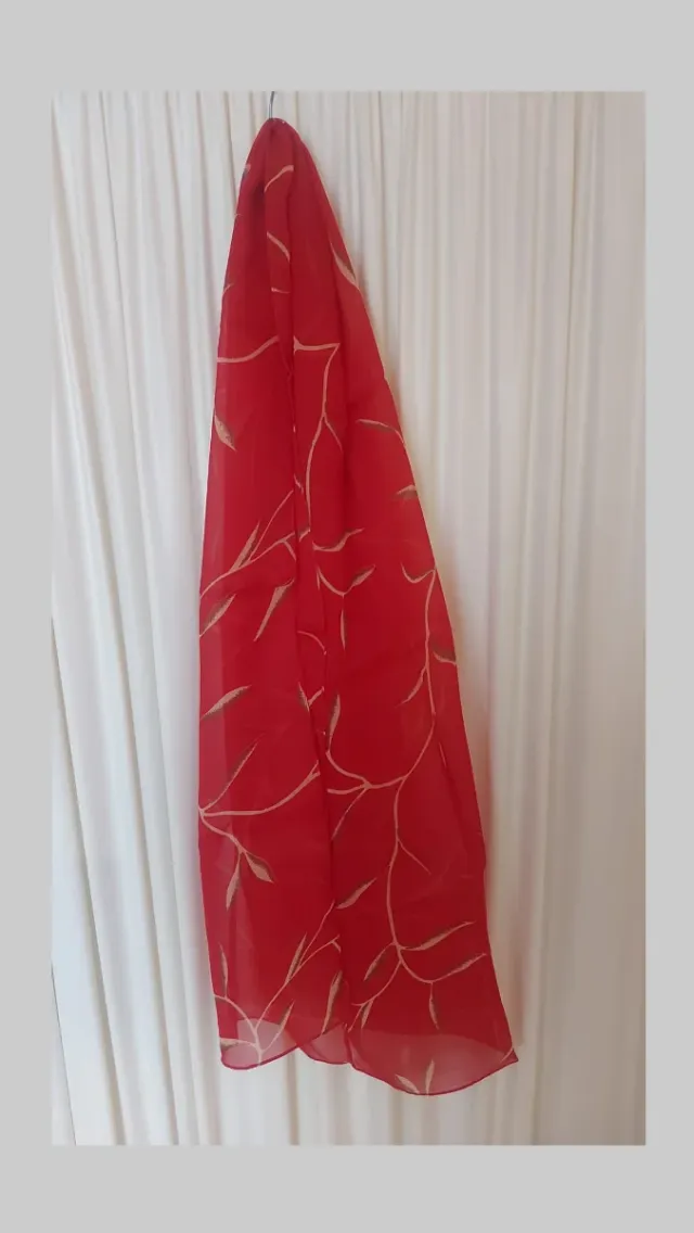 Bufanda roja con detalles dorados