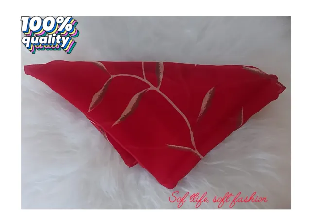 Bufanda roja con detalles dorados