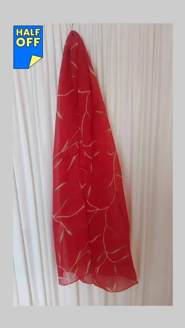 Bufanda roja con detalles dorados