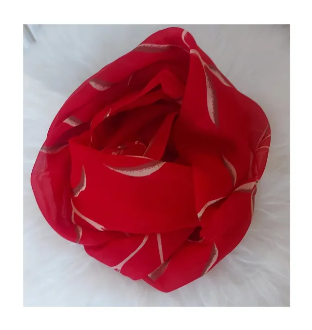 Bufanda roja con detalles dorados