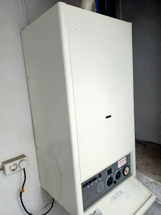 Caldera mural de gas Tesolin.