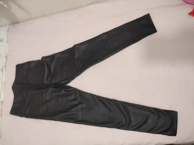 Pantalones efecto cuero Calzedonia