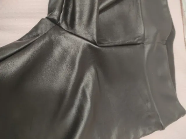 Pantalones efecto cuero Calzedonia