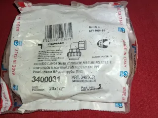 Racor curvo de latón para tubo polietileno 20x1/2