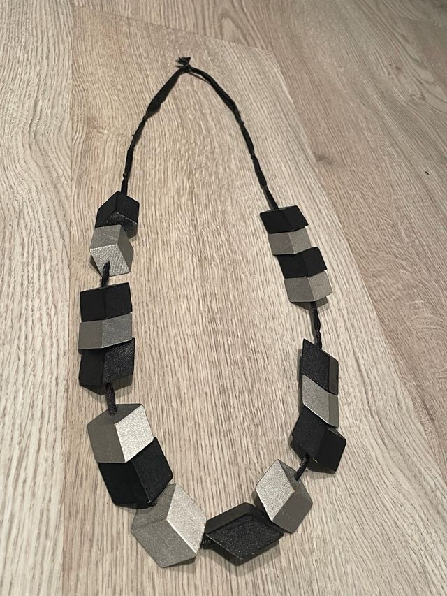 Collar de madera cubos plata y negro