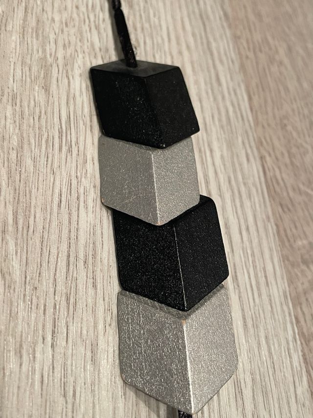 Collar de madera cubos plata y negro