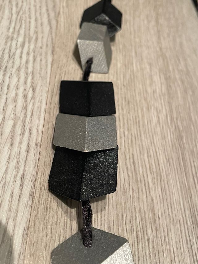 Collar de madera cubos plata y negro