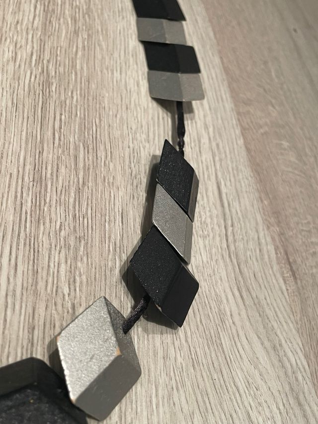 Collar de madera cubos plata y negro