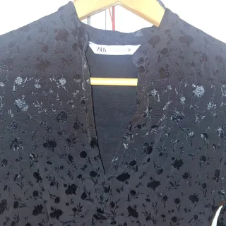 Vestido negro Zara estampado