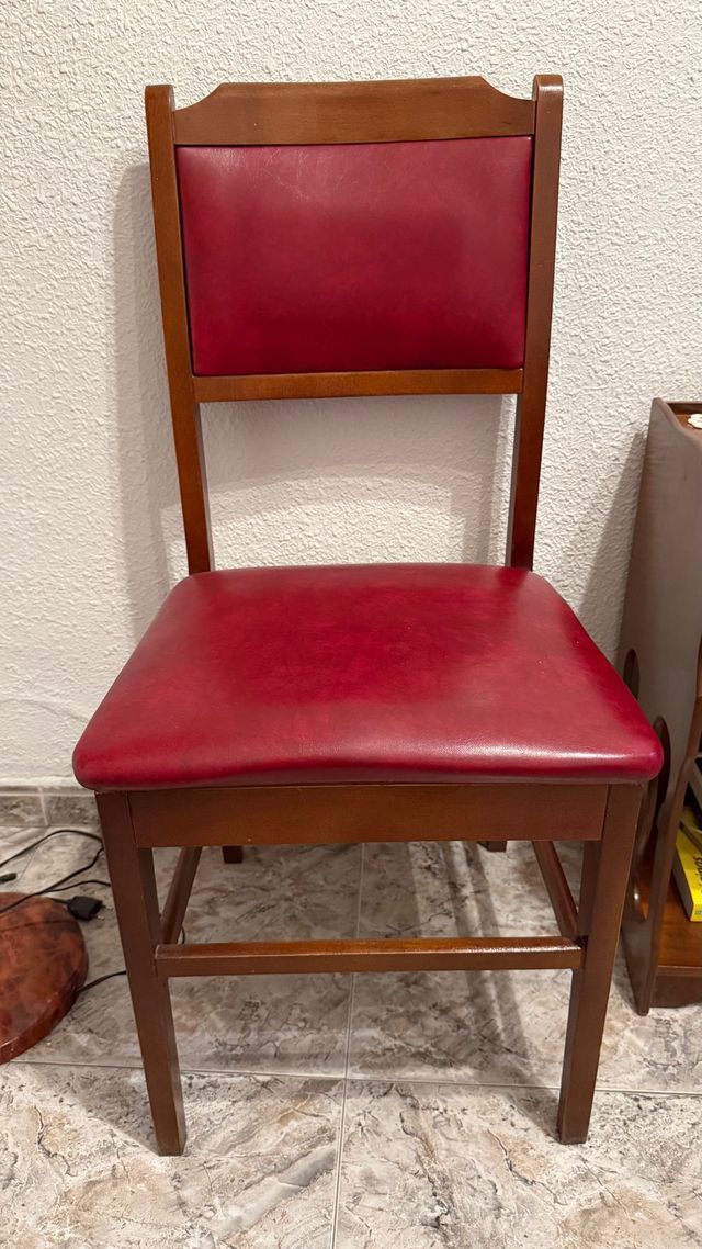 2 Sillas de madera con asiento y respaldo rojo