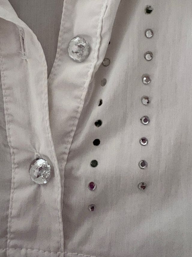Camisa blanca con detalles