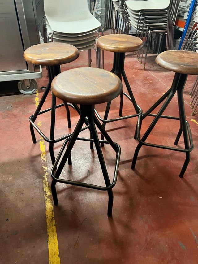 Taburetes altos de madera y metal
