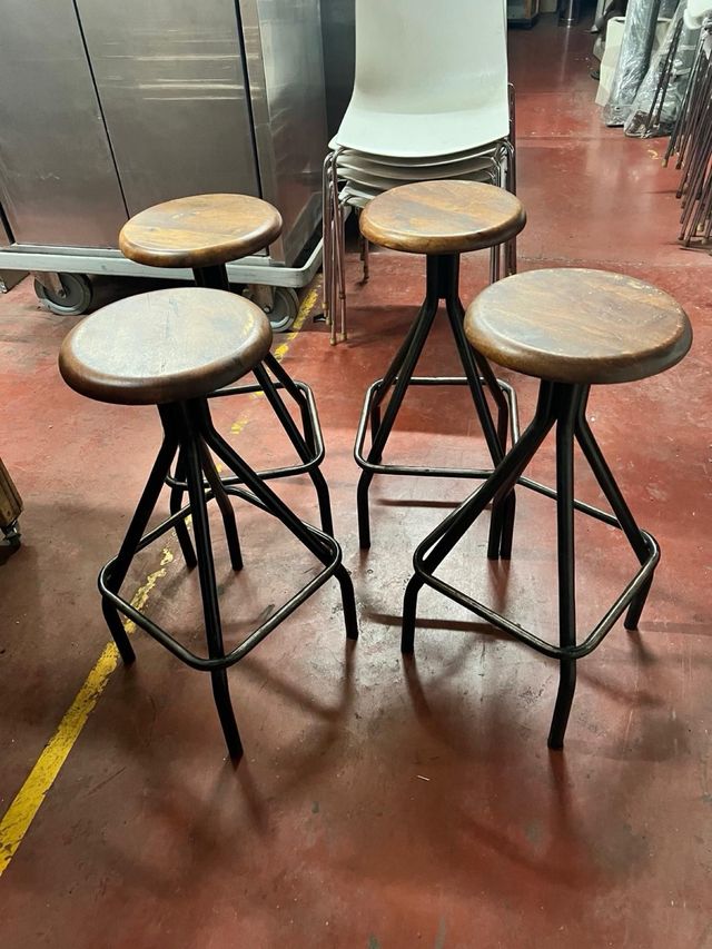 Taburetes altos de madera y metal